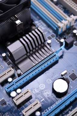 Bilgisayar ana kartı ve elektronik bileşenler Cpu gpu belleği ve bir video kartı için farklı soketler