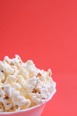 Kırmızı arka planda patlamış mısır. Kapatın. Üst görünüm.