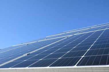 Güneş panelleri mavi gökyüzüne karşı. Derin Mavi Gökyüzü güneşli bir havada.