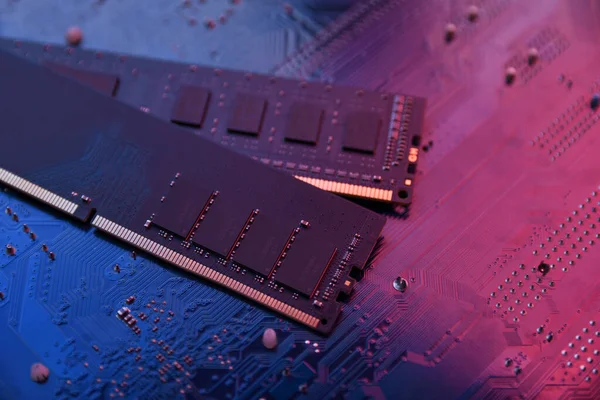 Anakart arka planında bilgisayar belleği RAM. Kapatın. Sistem, ana bellek, rastgele erişim belleği, güverte, bilgisayar ayrıntıları. Bilgisayar parçaları. DDR3. DDR4. DDR5