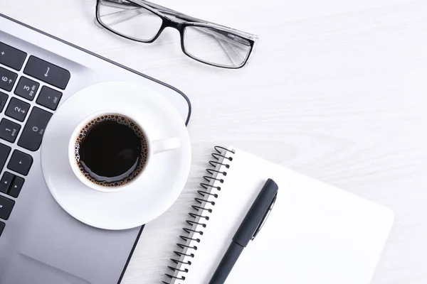 Irodai Asztal Laptoppal Okostelefonnal Csésze Kávéval Kellékekkel Fából Készült Háttérrel — Stock Fotó