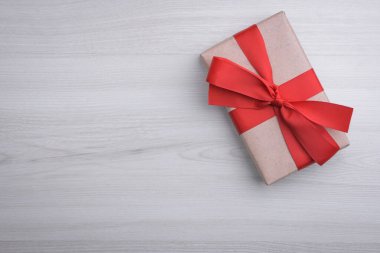 Sevgililer Günü tebrik kartı için arka plan. Sevgililer günü konsepti. Kırmızı hediye kurdeleleri, hediyeler, ahşap bir arka planda kalpler. Üst görünüm.