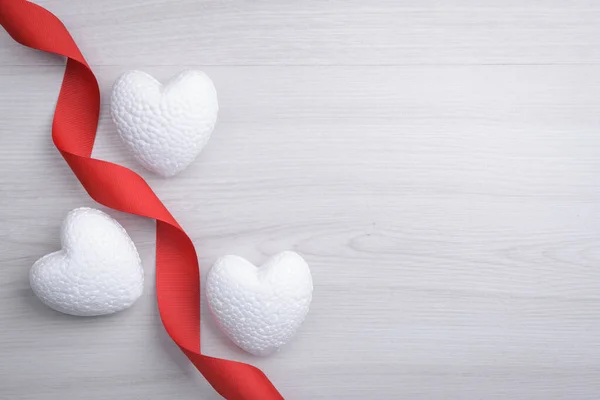 情人节礼物的背景情人节礼物的背景情人节礼物的背景 木制背景上的红丝带 顶部视图 — 图库照片