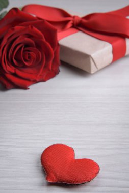 Sevgililer Günü tebrik kartı için arka plan. Sevgililer Günü konsepti. Kırmızı, güzel çiçek açan gül. Kapat.