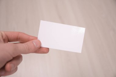 Yuvarlak köşeli beyaz kart maketi. Sade çağrı kartı şablon tutuş modeli oluşturur. Plastik kredi kartı ekran önü. Kart tasarımını kontrol et. Ticari marka
