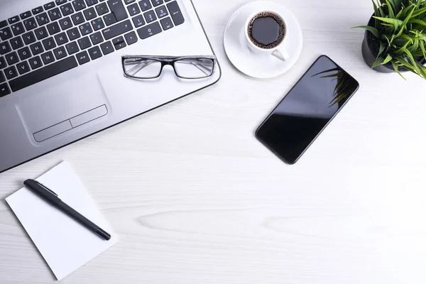 Mesa Escritório Com Laptop Telefone Inteligente Xícara Café Suprimentos Fundo — Fotografia de Stock