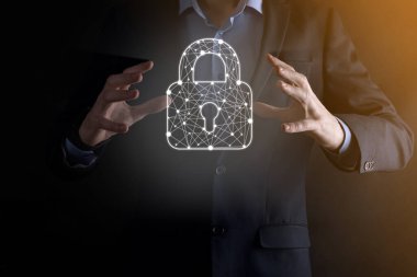 Siber güvenlik ağı. Asma kilit simgesi ve internet teknolojisi ağı. Tablet ve sanal arayüzde veri kişisel bilgilerini koruyan bir iş adamı. Veri koruma gizlilik kavramı. GDPR. AB.