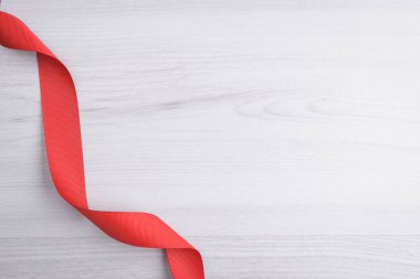 Sevgililer Günü tebrik kartı için arka plan. Sevgililer günü konsepti. Kırmızı hediye kurdeleleri, hediyeler, ahşap bir arka planda kalpler. Üst görünüm.