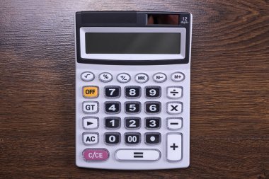 Ahşap zemin üzerinde hesap makinesi tuş takımı. Üst Manzara. Boşluğu kopyala