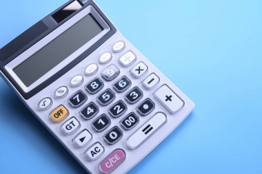 Mavi arkaplanda hesaplayıcı tuş takımı. Üst Manzara. Boşluğu kopyala