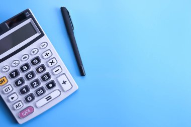 Mavi arkaplanda hesaplayıcı tuş takımı. Üst Manzara. Boşluğu kopyala