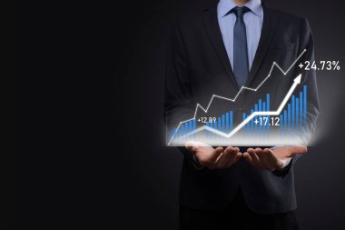 Siyah arka plan baskısı yapan bir iş adamı, pozitif büyüme okuna parmağını basar. Göstergelerin grafikleri. İş geliştirme ve finans kavramı.