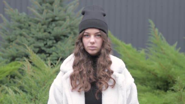 Genç Çekici Bir Kız Kameraya Bakar Gülümser Ceketli Şapkalı Kadın — Stok video