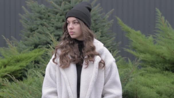 กสาวท เสน มองออกไปแล งในเส อแจ คเก ตและหมวกข างนอก สภาพอากาศในฤด ใบไม — วีดีโอสต็อก