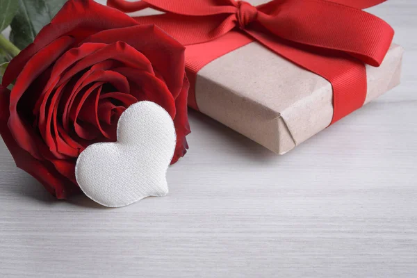 バレンタインデーグリーティングカードの背景バレンタインデーのコンセプト 木製の背景に赤いギフトリボン 贈り物 — ストック写真