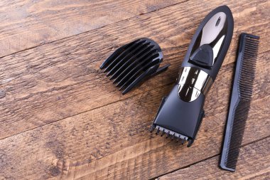 Hortumlu budayıcı. Yeni bir kablosuz budayıcı alıyorum. Ahşap bir arka planda. Yakın plan. Metin için bir boşluk ile