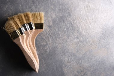 Gri beton arka planda boya fırçaları. Üst görünüm