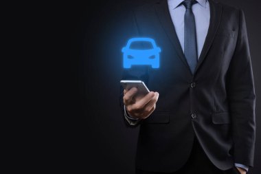 Araba ikonu tutan adamın dijital bileşimi. Araba sigortası ve araba servisi konsepti. Bir jest ve araba ikonu sunan bir iş adamı