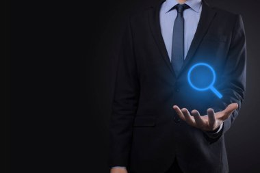 İş adamı, elinde tuttuğu kişi kar, çıkar, gelişme, artı işareti ile temsil edilen CSR gibi olumlu şeyler sunar..