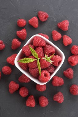 Koyu kayalarda ahududu deseni. Düz yaz meyveleri - kırmızı ahududular. Üst görünüm.