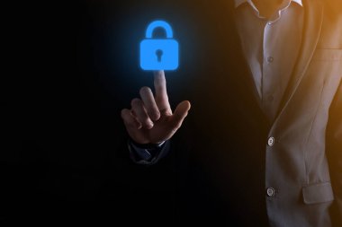 Siber güvenlik ağı. Asma kilit simgesi ve internet teknolojisi ağı. Sanal arayüzde veri kişisel bilgilerini koruyan bir iş adamı. Veri koruma gizlilik kavramı. GDPR. AB.