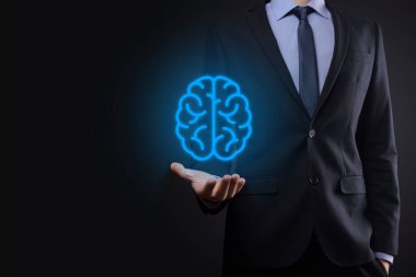 Sanal, yenilikçi gelişim, gelecek teknoloji, bilim, yenilik ve iş kavramı üzerine soyut beyin ve simge araçları, aygıt, müşteri ağı iletişimini elinde tutan işadamı.