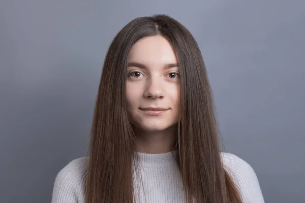 Vrij Lachend Vrolijke Vrouw Met Donker Haar Terloops Gekleed Tevreden — Stockfoto