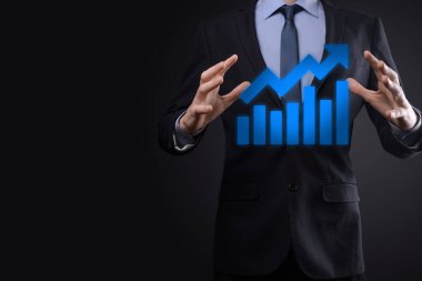 İş adamı artan ekran grafiği, pozitif büyüme ikonu okları üzerinde duruyor. Yaratıcı iş grafiğine yükselen oklarla işaret ediyor. Finansal, ticari büyüme kavramı.