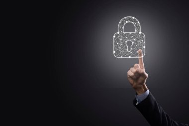Siber güvenlik ağı. Asma kilit simgesi ve internet teknolojisi ağı. Tablet ve sanal arayüzde veri kişisel bilgilerini koruyan bir iş adamı. Veri koruma gizlilik kavramı. GDPR. AB.