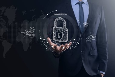 Siber güvenlik ağı. Asma kilit simgesi ve internet teknolojisi ağı. Tablet ve sanal arayüzde veri kişisel bilgilerini koruyan bir iş adamı. Veri koruma gizlilik kavramı. GDPR. AB.