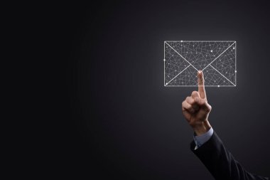 İş adamı elinde e-posta simgesi ile bizimle iletişim kurar ve kişisel bilgilerinizi spam postalarından korur. Müşteri hizmetleri çağrı merkezi bizimle iletişim kurar.