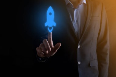 Girişim konsepti, Tablet ve simge roketi tutan İşadamı ekrandan koyu arkaplanda ağ bağlantısı ile fırlıyor ve yükseliyor