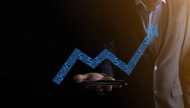 İş adamı artan ekran grafiği, pozitif büyüme ikonu okları üzerinde duruyor. Yaratıcı iş grafiğine yükselen oklarla işaret ediyor. Finansal, ticari büyüme kavramı.