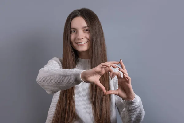 Portret Van Een Lachende Jonge Aantrekkelijke Vrouw Met Hartgebaar Met — Stockfoto