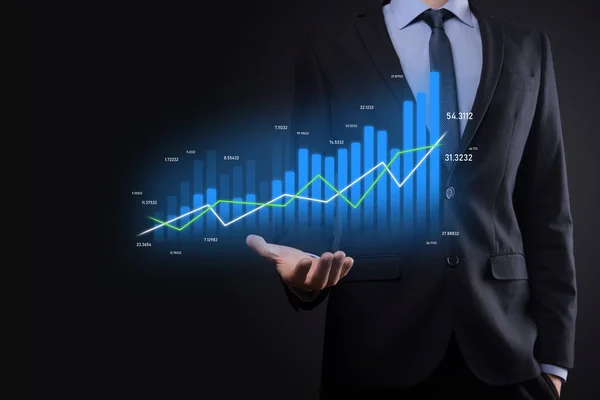Homem Negócios Segurando Gráficos Holográficos Estatísticas Mercado Ações Ganhar Lucros — Fotografia de Stock