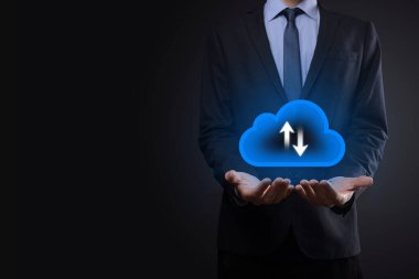 İş adamı bulut simgesini tutar. Bulut hesaplama konsepti - akıllı telefonu buluta bağlar. akıllı telefonlu ağ bilgi teknolojisi uzmanı. Büyük veri kavramı