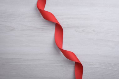 Sevgililer Günü tebrik kartı için arka plan. Sevgililer günü konsepti. Kırmızı hediye kurdeleleri, hediyeler, ahşap bir arka planda kalpler. Üst görünüm.