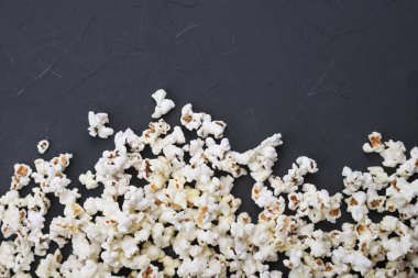 Betonda tuzlu patlamış mısır, taş zeminde. Üst görünüm