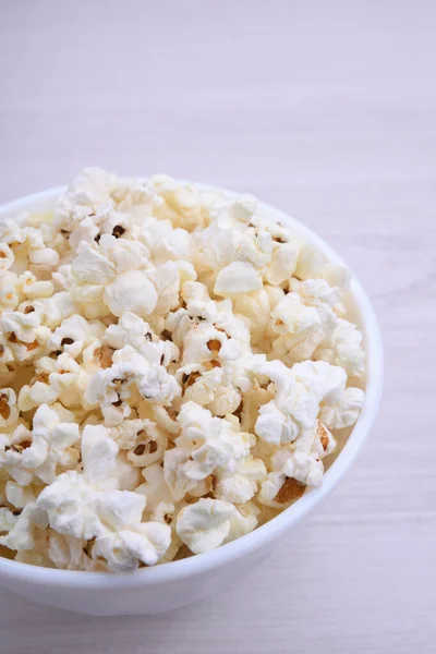 Gezouten Popcorn Een Kom Een Houten Tafel Bovenaanzicht — Stockfoto