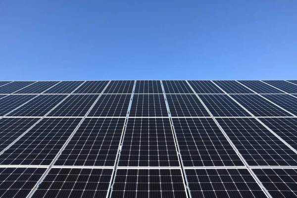 Paneles Solares Sobre Fondo Cielo Azul Contra Cielo Azul Profundo —  Fotos de Stock