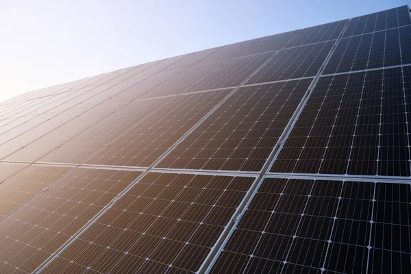 Paneles Solares Sobre Fondo Cielo Azul Contra Cielo Azul Profundo —  Fotos de Stock