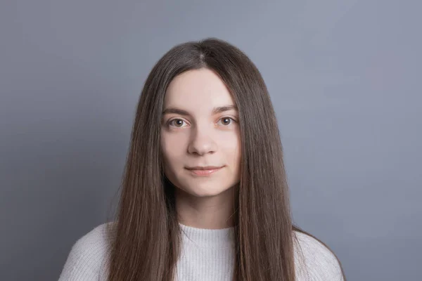 Vrij Lachend Vrolijke Vrouw Met Donker Haar Terloops Gekleed Tevreden — Stockfoto