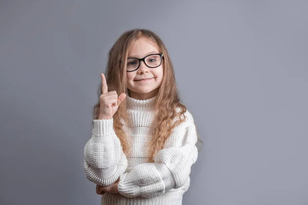 Portret Młodej Atrakcyjnej Dziewczynki Blond Włosami Białym Swetrze Uśmiechniętym Wskazującym — Zdjęcie stockowe