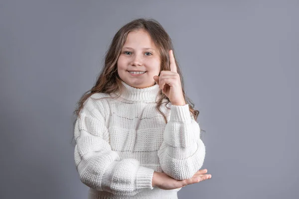 Retrato Una Niña Joven Atractiva Con Pelo Rubio Suéter Blanco — Foto de Stock