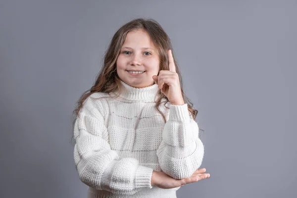 Porträtt Ung Attraktiv Liten Flicka Med Blont Hår Vit Tröja — Stockfoto