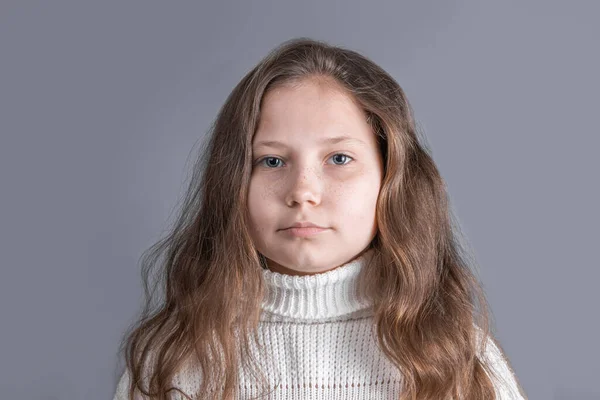 Retrato Uma Jovem Menina Atraente Com Cabelo Loiro Longo Fluindo — Fotografia de Stock