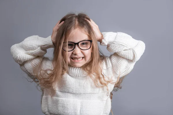 Porträtt Ung Attraktiv Liten Flicka Med Händerna Huvudet Vit Tröja — Stockfoto