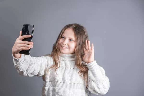 Retrato Uma Jovem Menina Atraente Com Cabelo Loiro Longo Fluindo — Fotografia de Stock