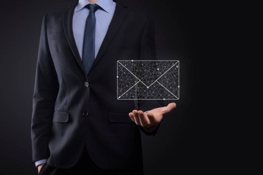 İş adamı elinde e-posta simgesi ile bizimle iletişim kurar ve kişisel bilgilerinizi spam postalarından korur. Müşteri hizmetleri çağrı merkezi bizimle iletişim kurar.