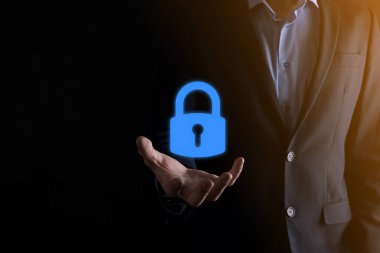 Siber güvenlik ağı. Asma kilit simgesi ve internet teknolojisi ağı. Tablet ve sanal arayüzde veri kişisel bilgilerini koruyan bir iş adamı. Veri koruma gizlilik kavramı. GDPR. AB.